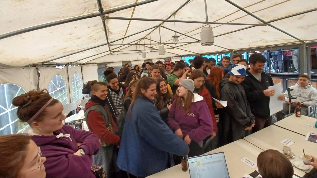 Los primeros participantes en el seven de rugby de Grado, este miércoles, en la recogida de credenciales.