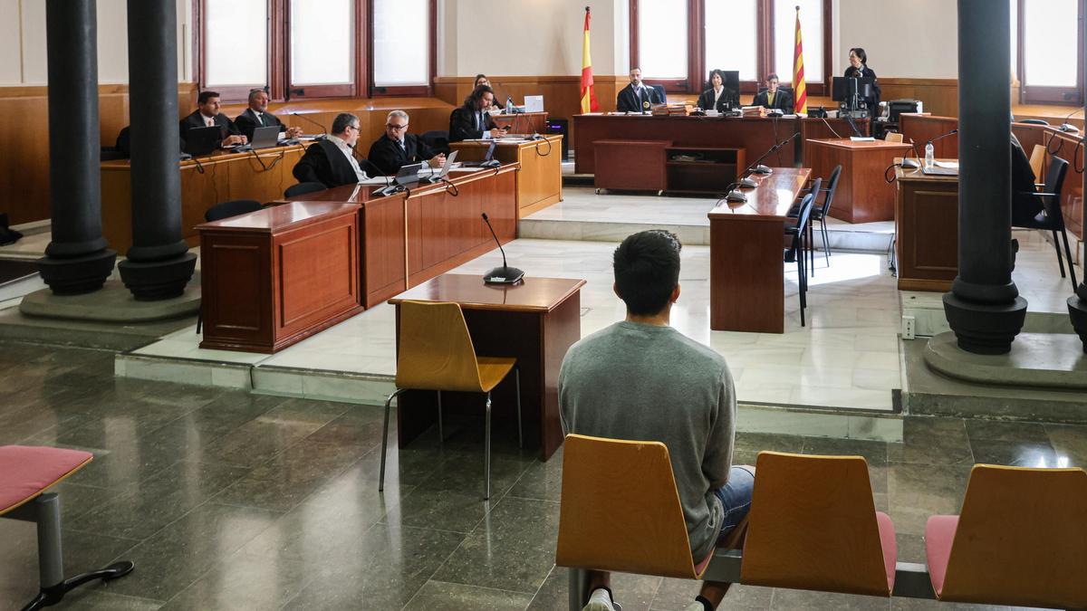 Empieza el juicio por violar a una adolescente en Igualada. Brian Raimundo, el acusado de intento de asesinato y violación a una adolescente en Igualada, durante un juicio en la Audiencia de Barcelona, a 17 de junio de 2024, en Barcelona, Catalunya (España).