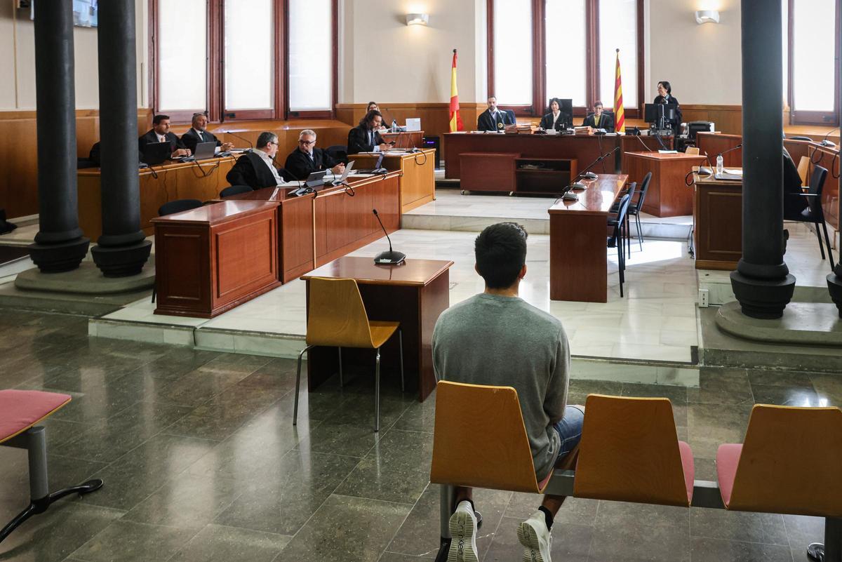 Empieza el juicio por violar a una adolescente en Igualada. Brian Raimundo, el acusado de intento de asesinato y violación a una adolescente en Igualada, durante un juicio en la Audiencia de Barcelona, a 17 de junio de 2024, en Barcelona, Catalunya (España).