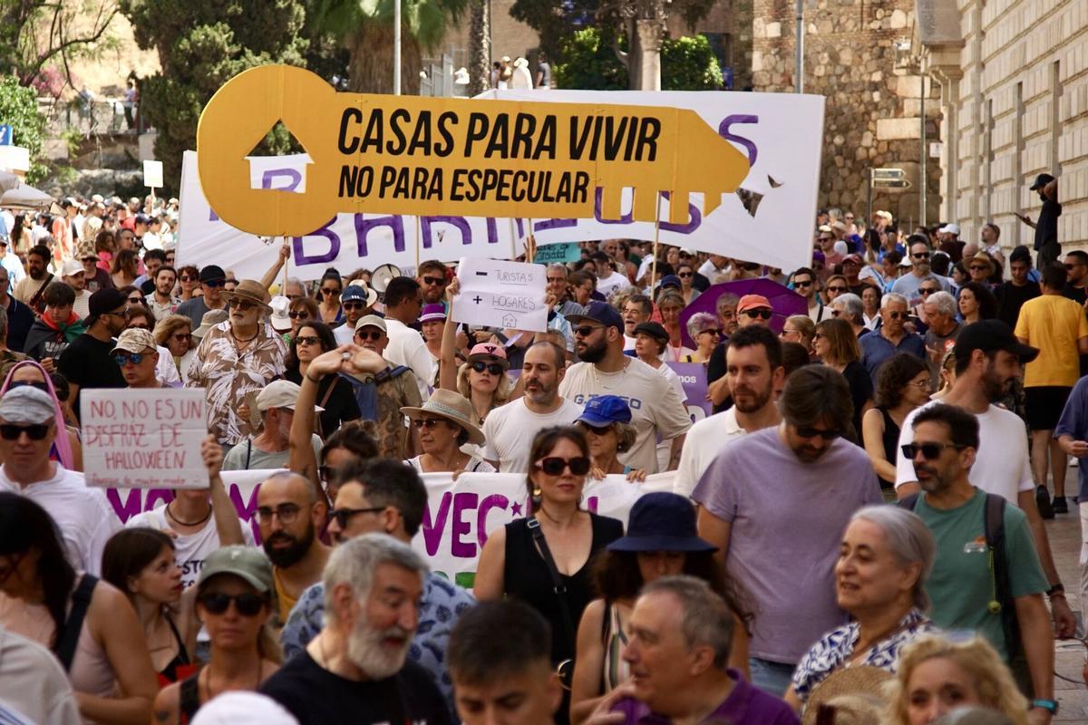 Miles de malagueños recorren las calles del centro de Málaga durante la manifestación del 27J por la vivienda