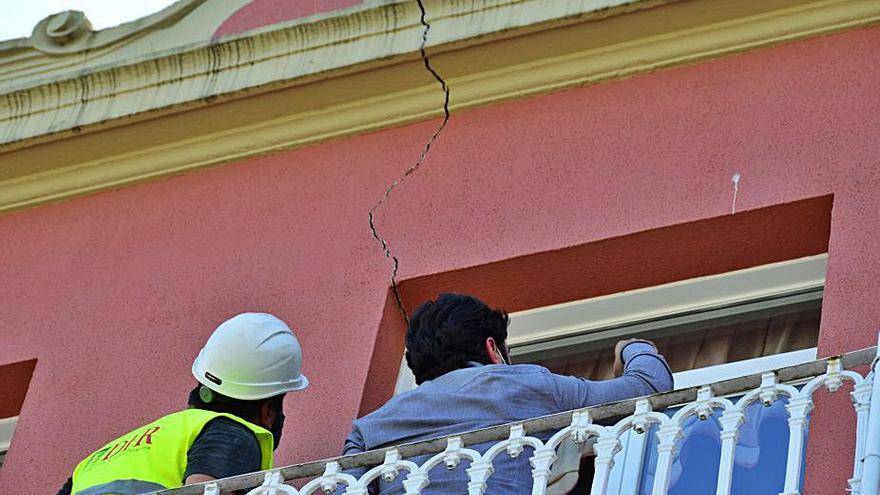 Inspección de una grieta en la fachada más dañada.   | GONZALO NÚÑEZ