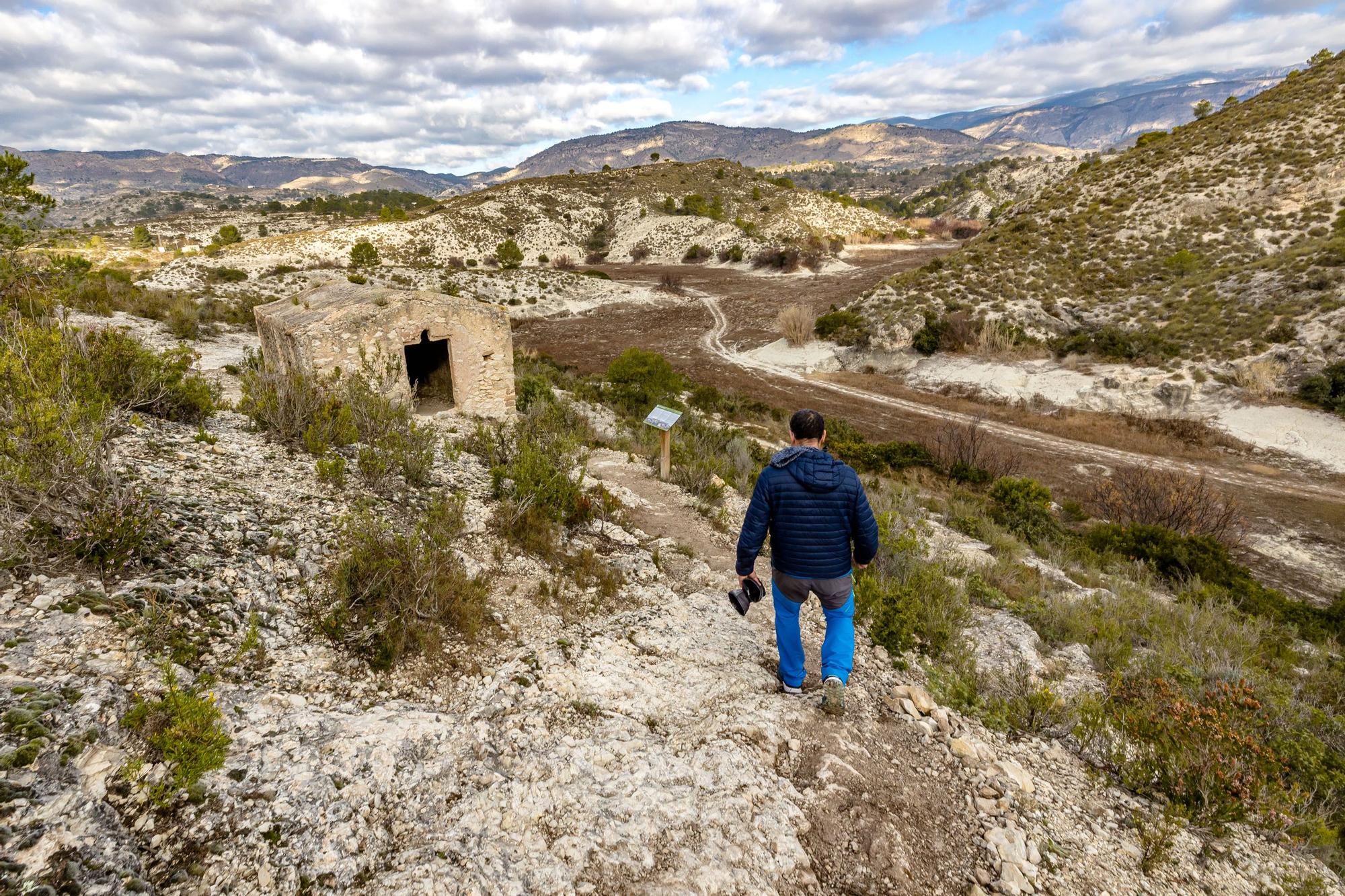 Una pasarela de madera de 212 metros anclada en la pared recorre la profunda garganta junto al antiguo pantano de Relleu