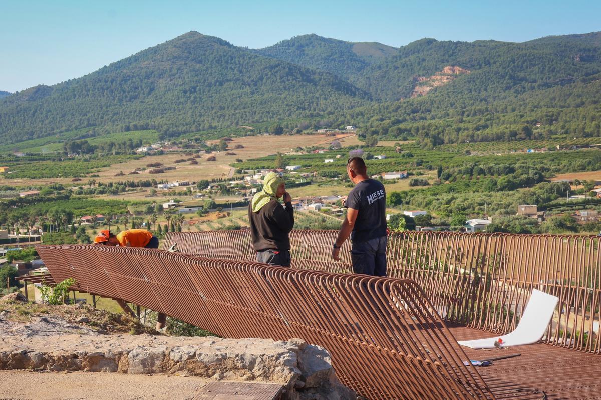 Las obras entran en una nueva fase con la instalación de las pasarelas.