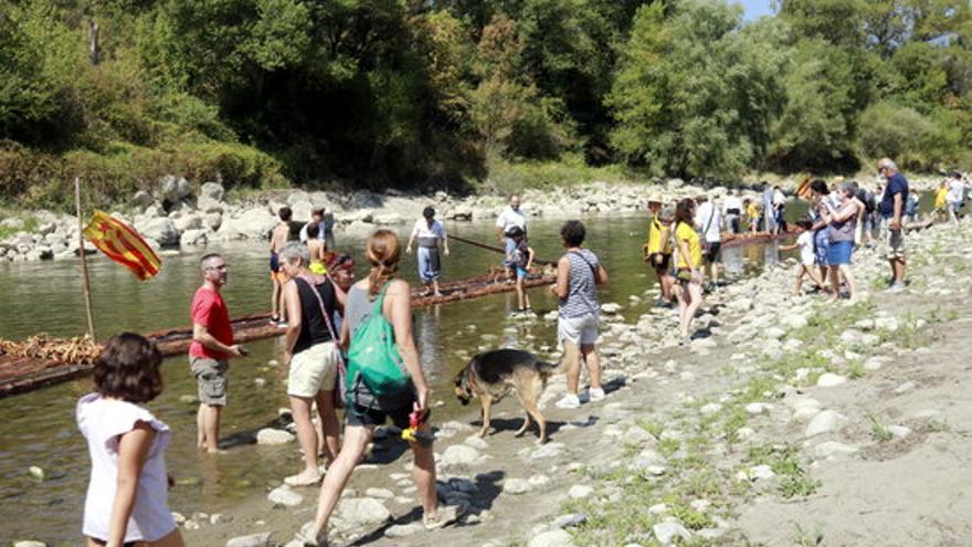 Pla general de l'arribada dels rais a la zona de la 'platgeta' dels Clops de Fígols en la 32a baixada de raiers de Coll de Nargó, el 21 d'agost de 2021