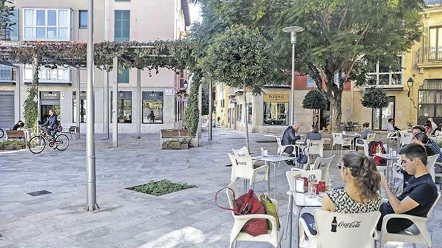 El único bar con terraza de la plaza Raimundo Clar es el del centro Flassaders. Los demás establecimientos quieren el mismo trato.