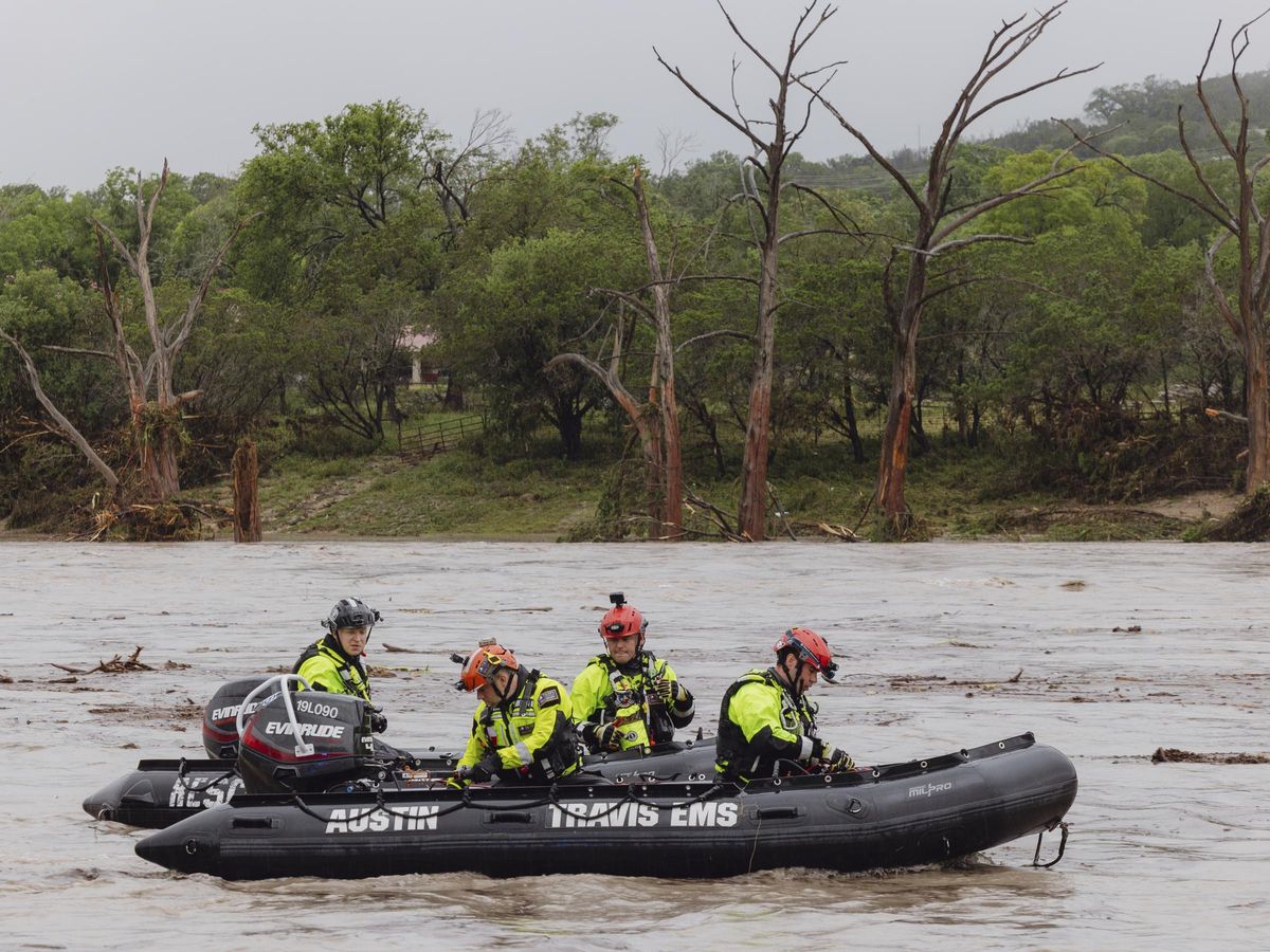 Miembros de los equipos de rescate abordo de una embarcación en el río Guadalupe, Texas.