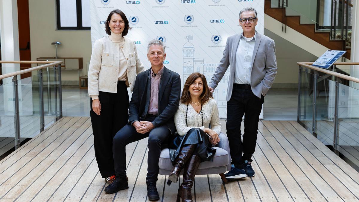 La decana de Ciencias de la Salud de la Universidad de Málaga y presidenta de la Conferencia Nacional de Decanos de Fisioterapia, Noelia Moreno (i), el director de la Escuela Técnica Superior de Ingeniería Informática de la Universidad de Málaga y presidente de la Conferencia de Decanos y Directores de Ingeniería Informática, Manuel Enciso (2i), la decana de la Facultad de Filosofía y Letras de la Universidad de Málaga y presidenta de la Asociación de Decanatos de Artes y Humanidades, Sara Robles (2d) y el decano de la Facultad de Bellas Artes de la Universidad de Málaga y presidente de la Conferencia nacional de Decanos de Bellas Artes, Jesús Marín (d), posan para una foto en el Rectorado de la Universidad de Málaga.