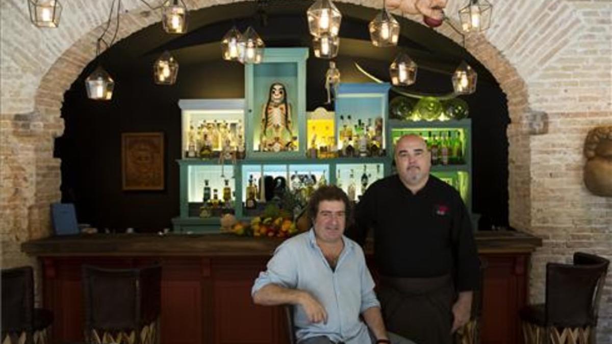 Iñaki López de Viñaspre y Joan Bagur, en la mezcalería de Oaxaca. Foto: Albert Bertran