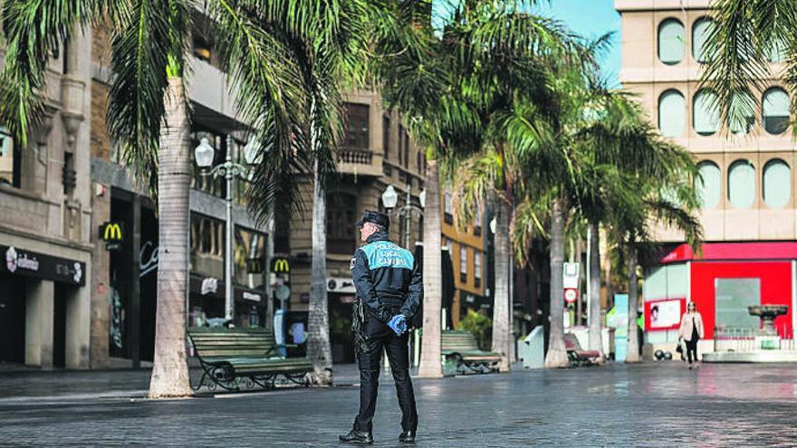 Un policía local, en labores de vigilancia en la Plaza de la Candelaria en Santa Cruz de Tenerife.