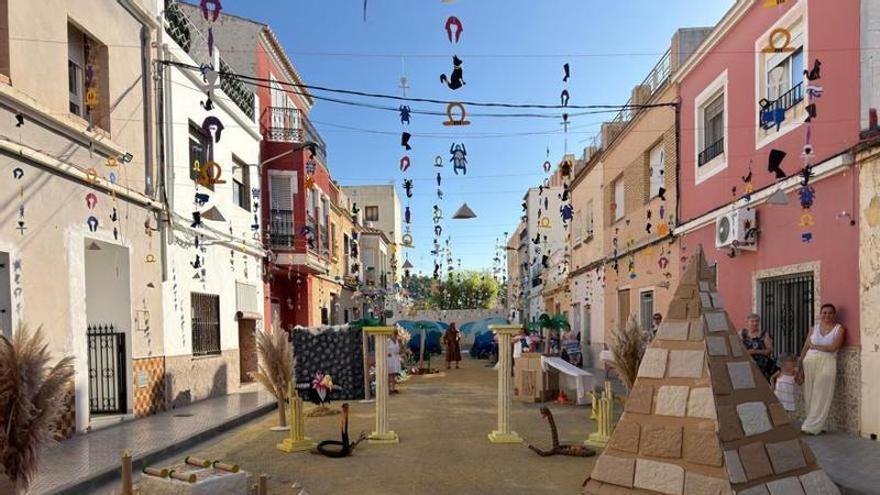 Color, humor y mucha imaginación: así compiten las calles de Tavernes de la Valldigna en el concurso de sus fiestas patronales