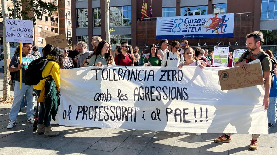 Ebeveynlerin ve öğrencilerin artan saldırıları nedeniyle Sant Adrià'da öğretmen protestosu