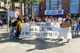 Protesta docente en Sant Adrià por las crecientes agresiones de padres y alumnos