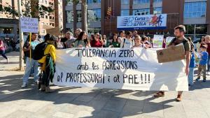 Protesta en Sant Adrià por las recientes agresiones a personal educativo