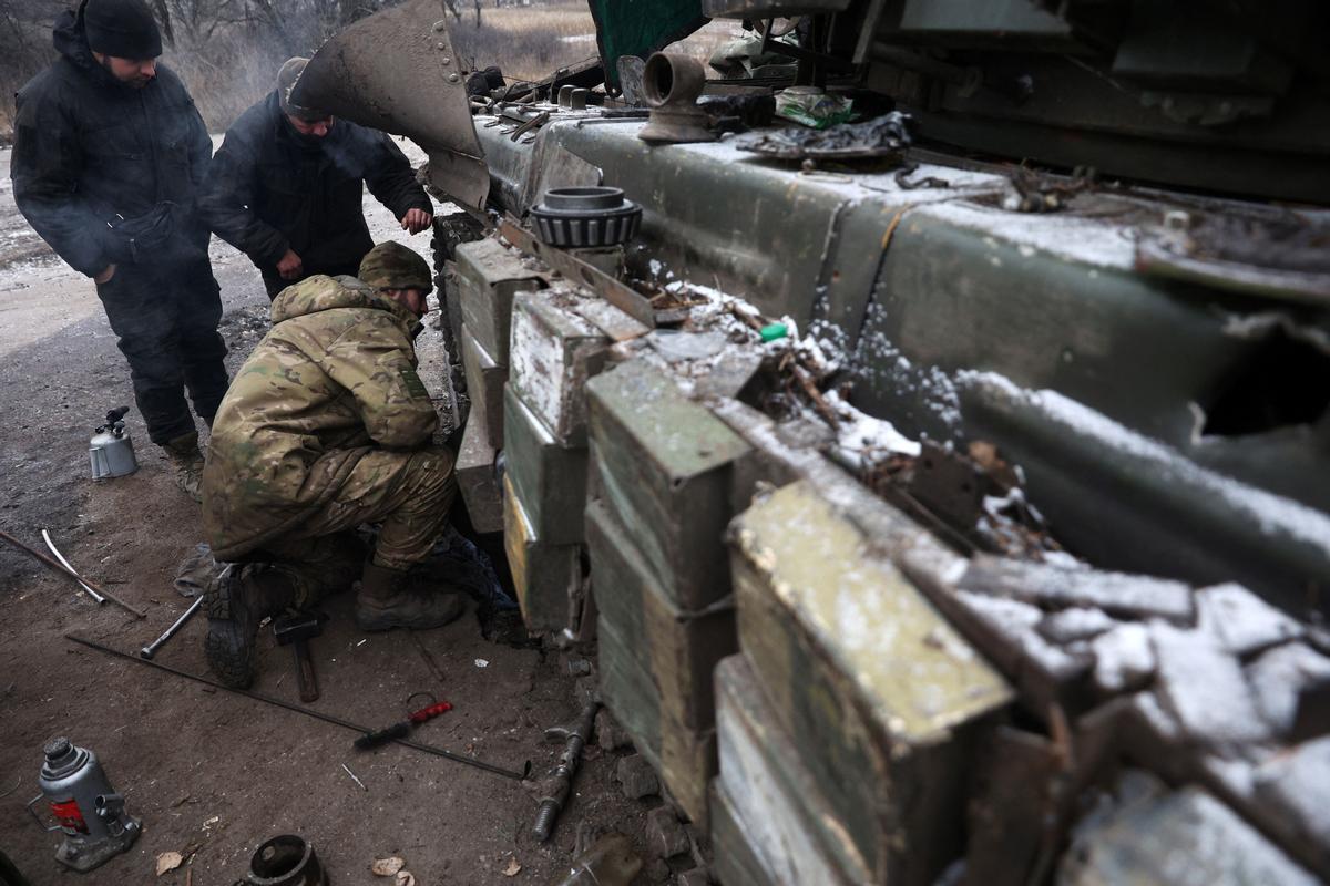 Militares ucranianos cerca de la línea del frente cerca de Kreminna, región de Lugansk, el 12 de enero de 2023, en medio de la invasión rusa de Ucrania.