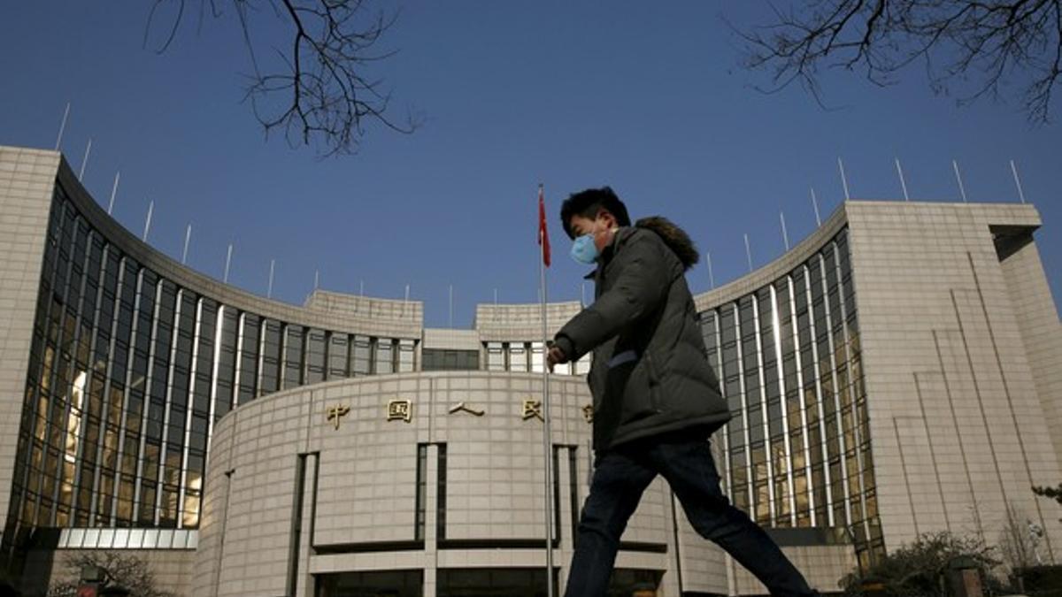 Un hombre pasa por delante de la sede del Banco Central de China, este martes en Pekín.