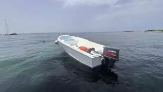 Una patera acaba amarrada a una boya ecológica en s’Espalmador