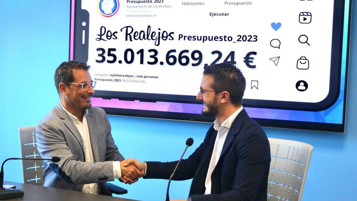 El alcalde de Los Realejos y el concejal de Hacienda presentan los presupuestos de 2023. | | E.D.