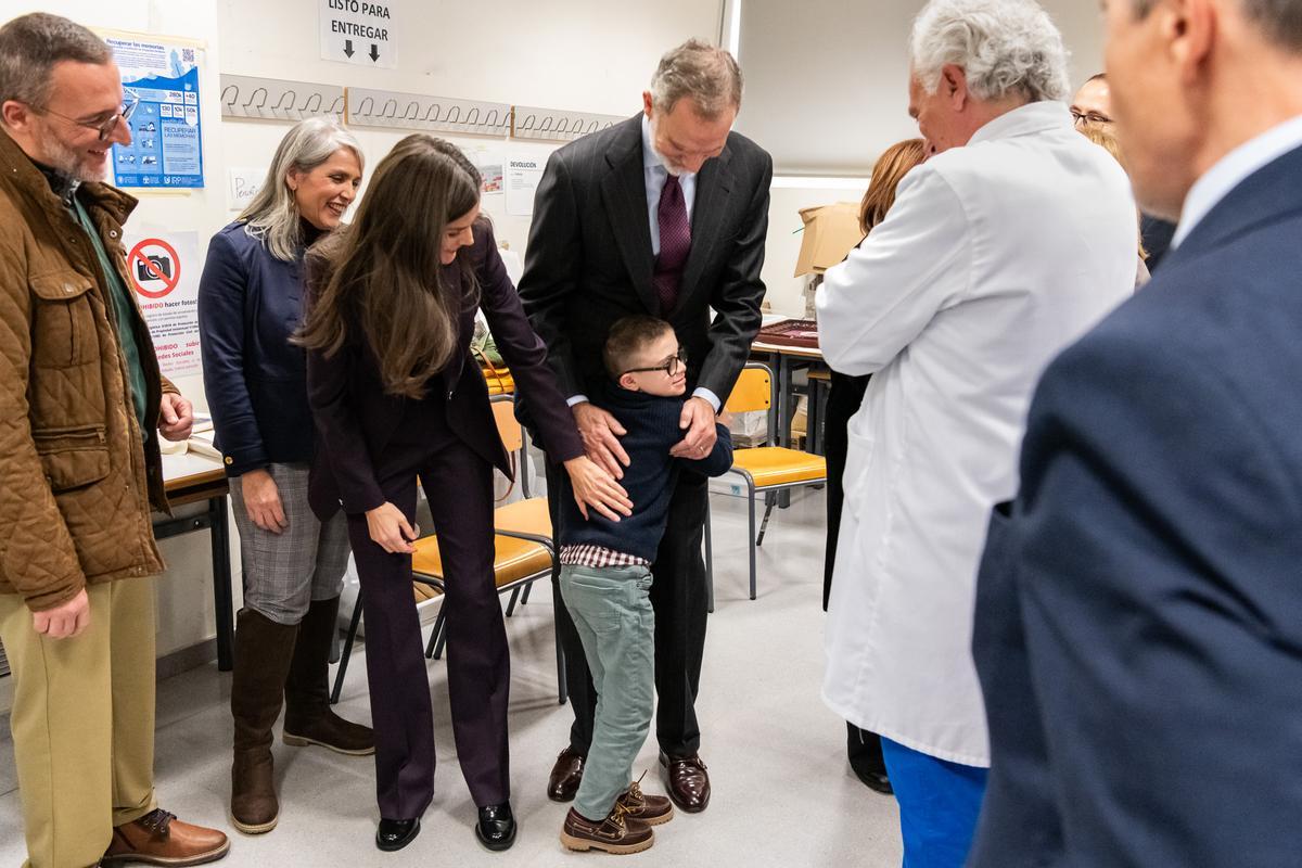 El hijo de Ignacio y Amparo se abraza al rey Felipe durante su visita a la UPV.