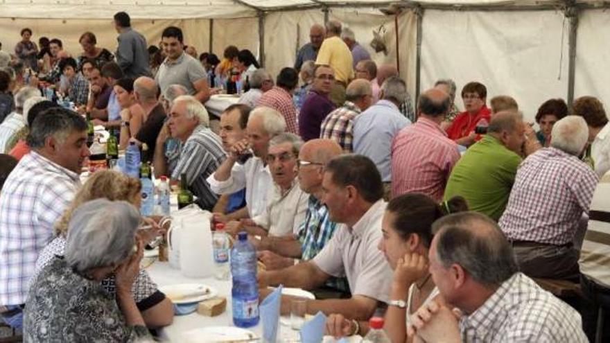 Comensales en el Xantar Enxebre, en Aldea do Monte.  // Bernabé/Luismy