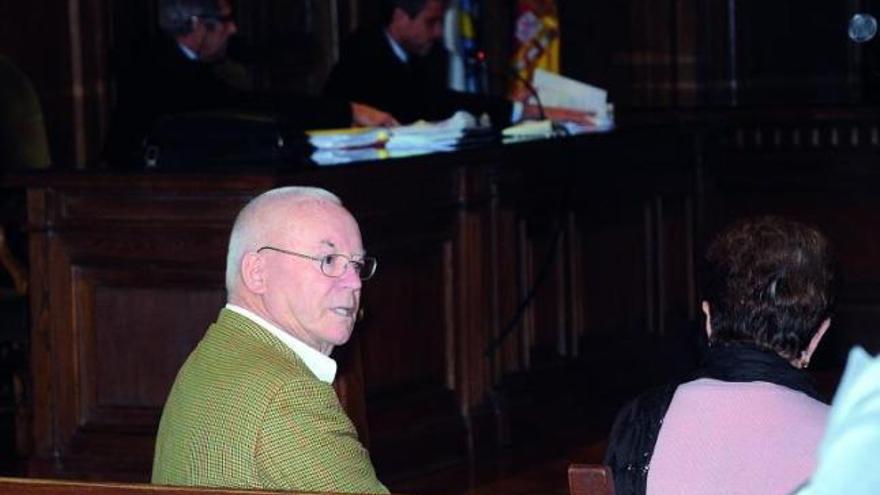 Luis Falcón y su mujer, ayer en el banquillo de los acusados en la Audiencia de Pontevedra.  // R, Vázquez