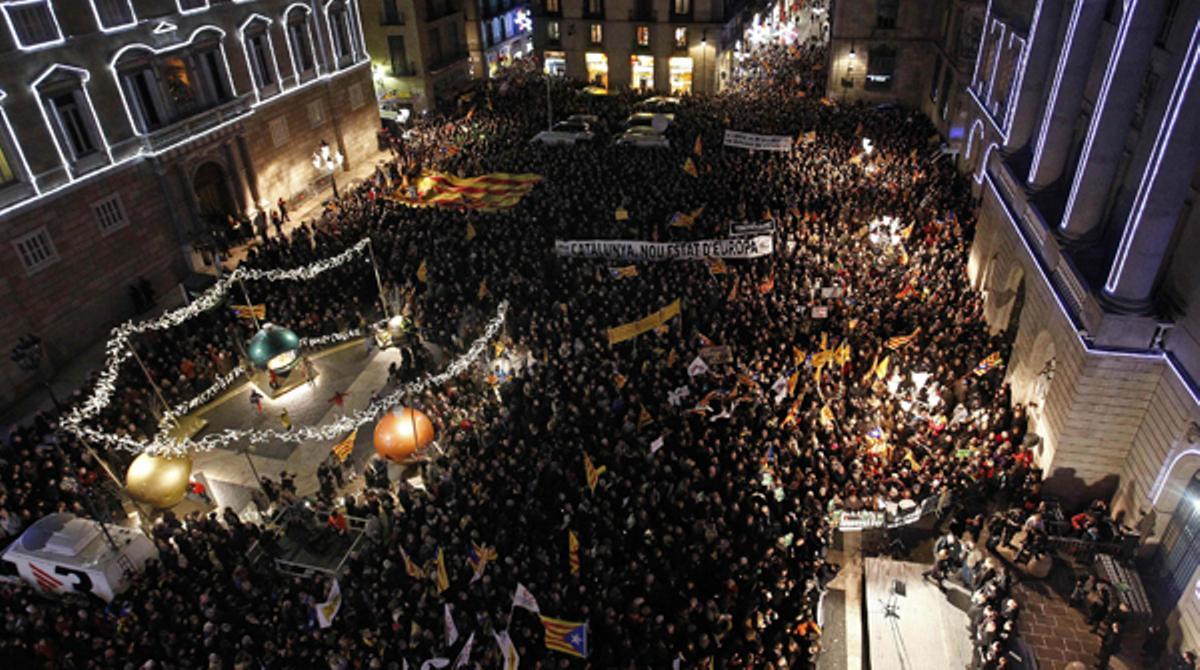 Miles de personas se manifiestan en la Plaza de Sant Jaume de Barcelona contra la reforma de Wert.