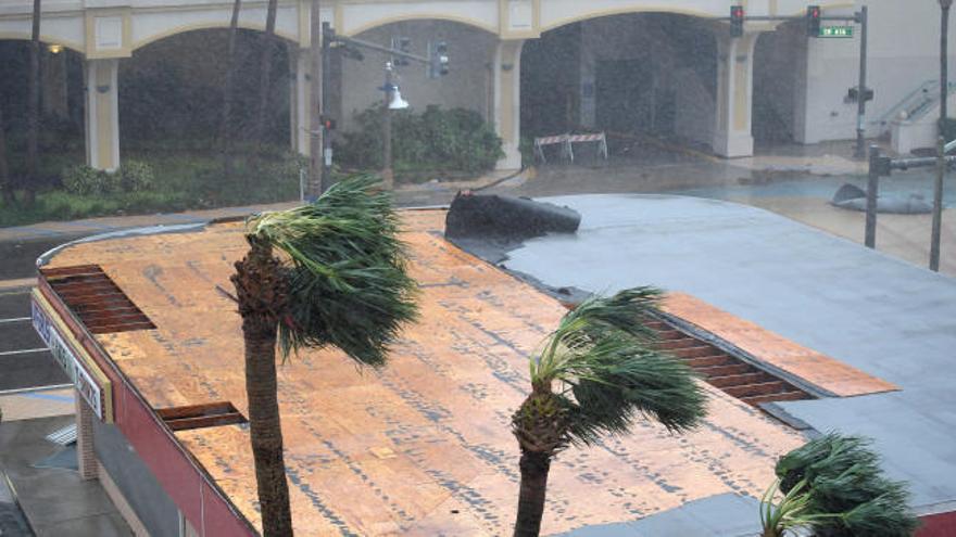 El huracán Matthew se debilita a categoría 3 en su paso por Florida