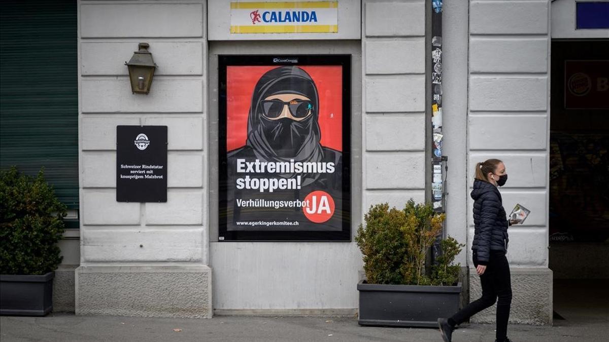 Cartel a favor de la prohibición del 'burka' en Suiza, en una calle de Zúrich.