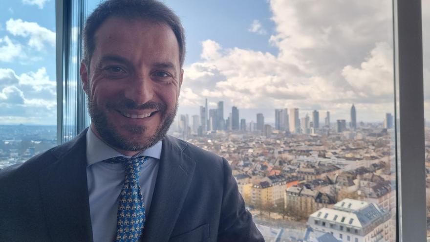 La novela de espías españoles escrita por un diplomático: “No quiero quitarles épica, me siguen pareciendo héroes”