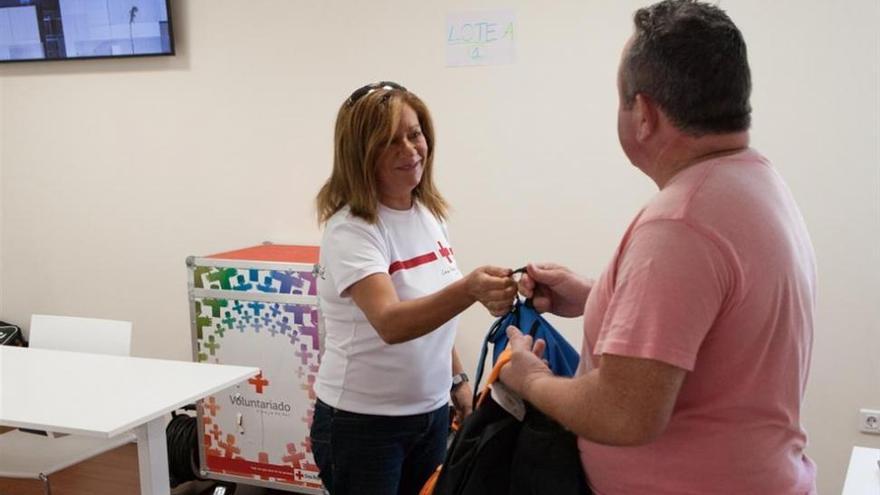 Más de un millar de menores de Córdoba reciben material escolar de Cruz Roja