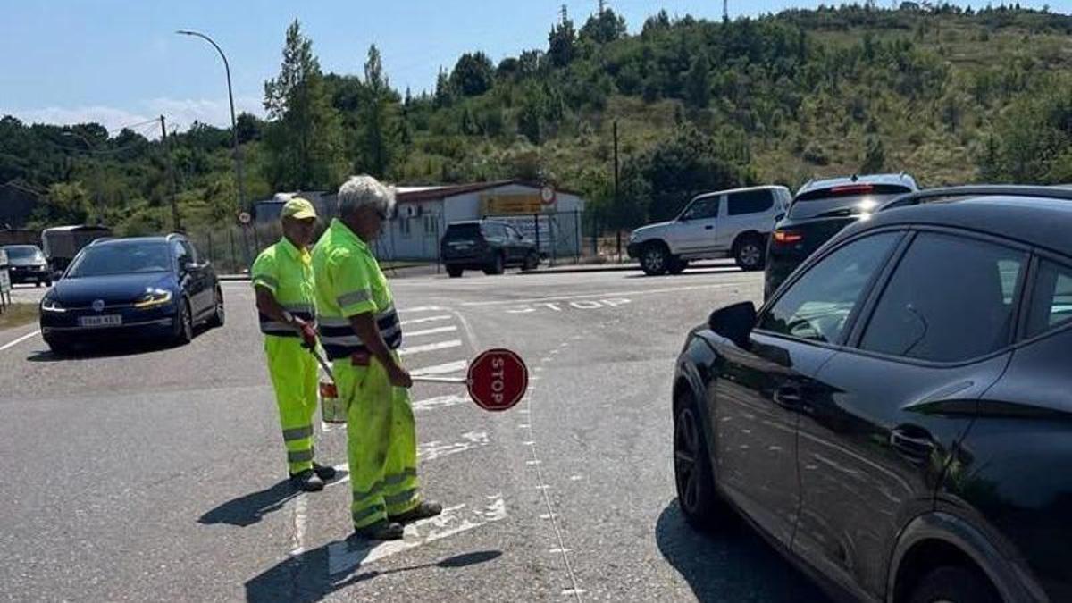 Los operarios, trabajando en la nueva señalización