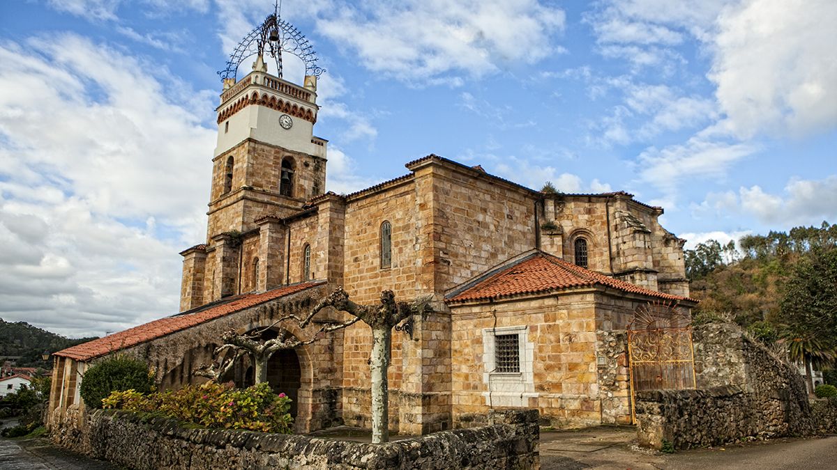 La Iglesia de la Asunción de Novales, joya del patrimonio cántabro, preside este enclave rural rodeado de limoneros y arquitectura tradicional