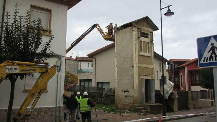 Comienza el derribo de la vieja torreta de la luz en el barrio Bustillo