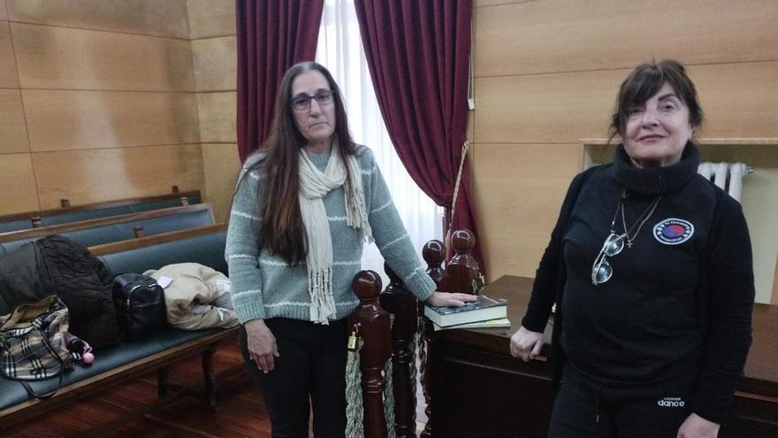 Vecinos de El Puente inician un encierro en el Ayuntamiento de Langreo para reclamar la paralización de las expropiaciones en el barrio