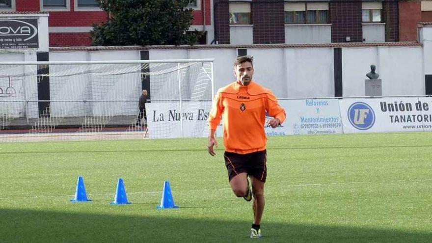 Félix Quero, durante un entrenamiento con el Caudal en el Hermanos Antuña.