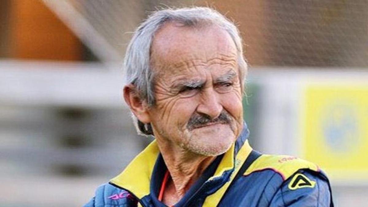 Agustín Vega del Toro ‘Tinito’ posa en el Estadio de Gran Canaria con la chaqueta de la 15-16 de la UD.