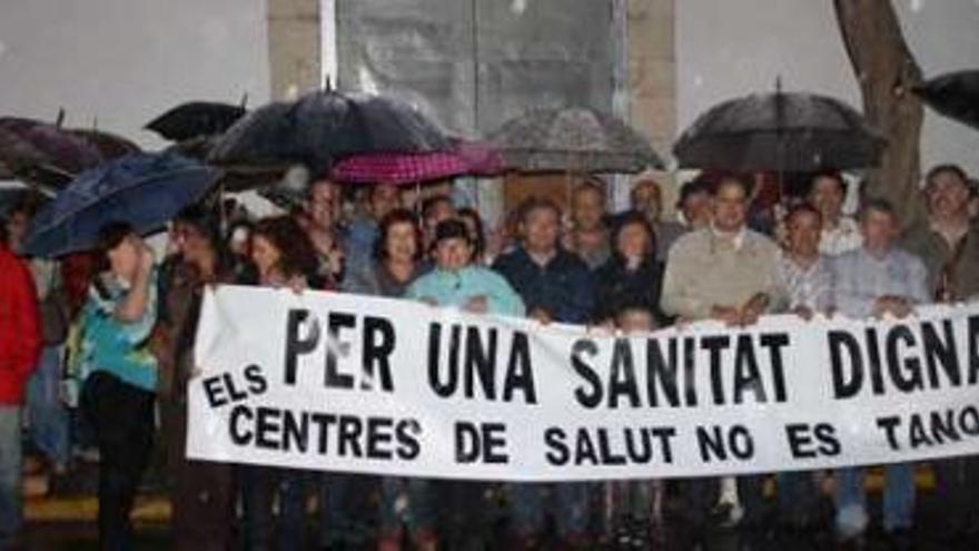 Los manifestantes desafiaron a la lluvia y desplegaron la pancarta ante la iglesia de la Xara.