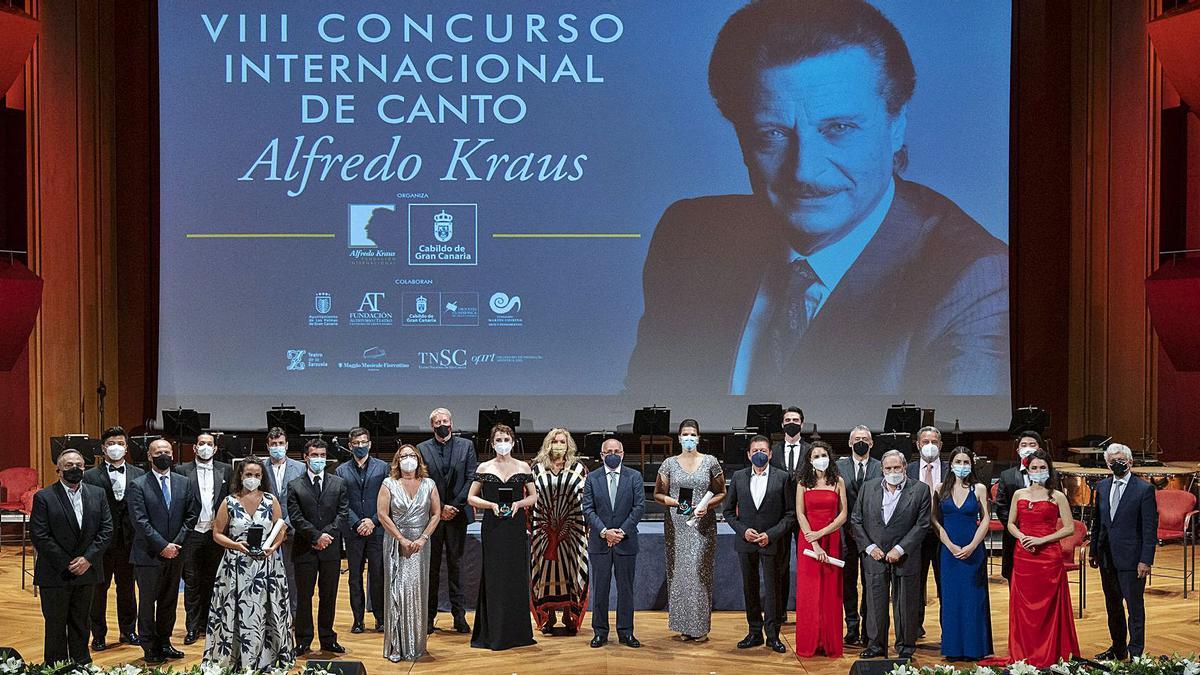 Los premiados en el VIII Concurso Internacional de Canto Alfredo Kraus junto al Jurado y representantes de las instituciones organizadoras y colaboradoras. | | NACHO GONZÁLEZ