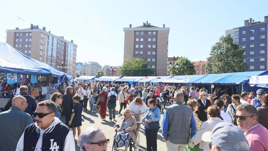 Tatuajes con purpurina en el mercadillo de La Corredoria: "Queremos que sea un punto de encuentro para las familias"