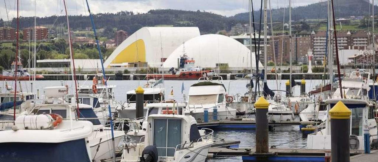 Embarcaciones de recreo, ayer, amarradas en el puerto deportivo de Avilés, con el Centro Niemeyer al fondo.