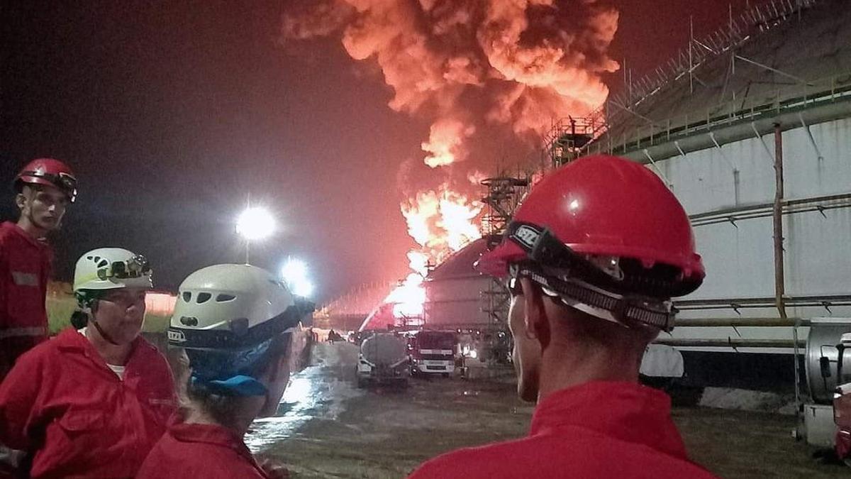 Un rayo causa el incendio de un tanque de combustible en la ciudad cubana de Matanzas.