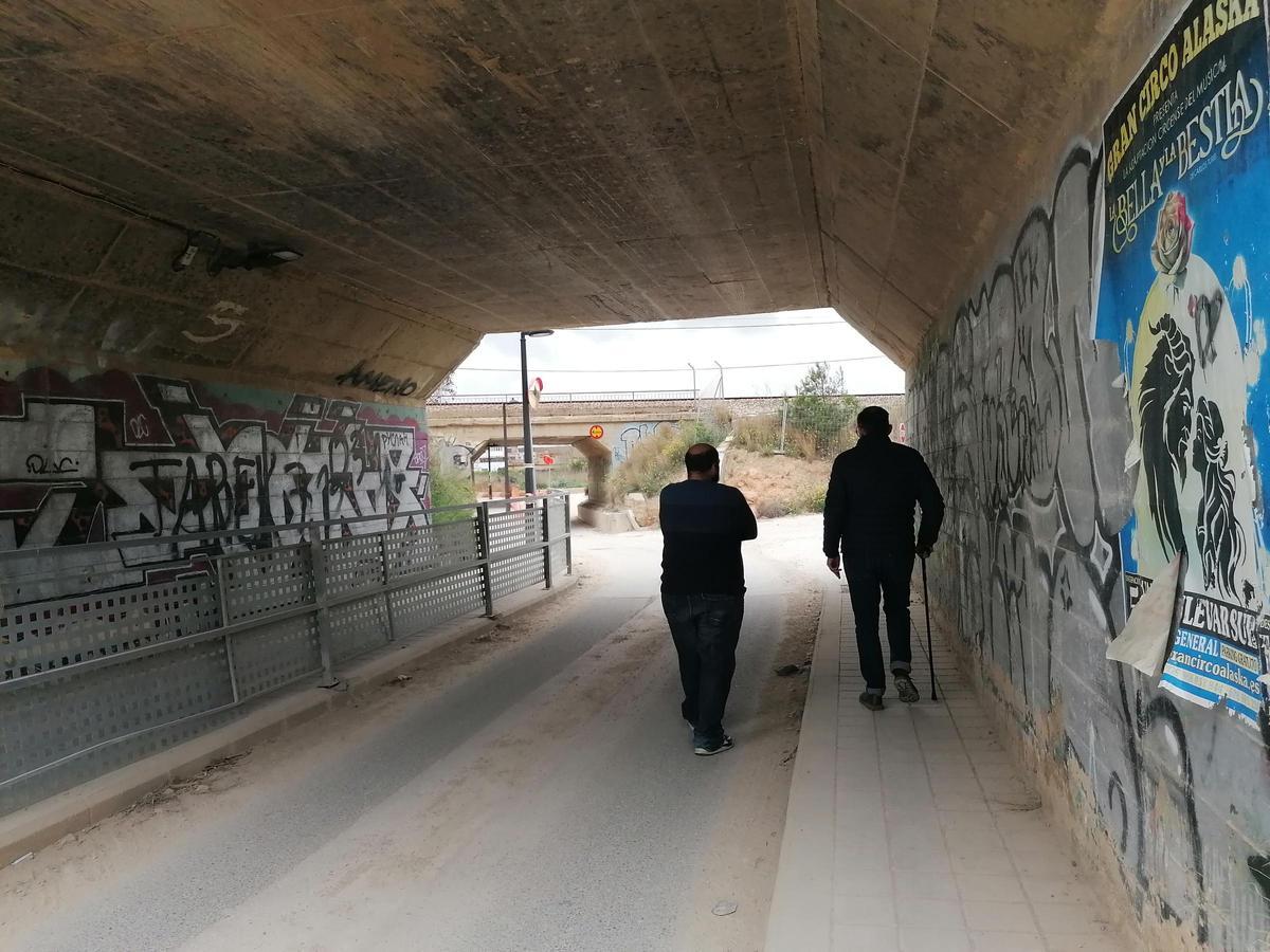 Paso inferior que tienen que atravesar los vecinos de Turianova para llegar a la parada de bus más próxima en San Marcelino