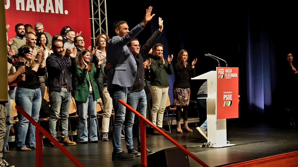 Sánchez y Gallardo participan en un acto de campaña electoral en Cáceres