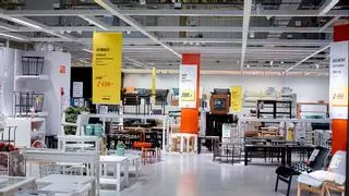 Adiós al armario pegado a la pared, la alternativa de Ikea que encaja en cualquier rincón de casa