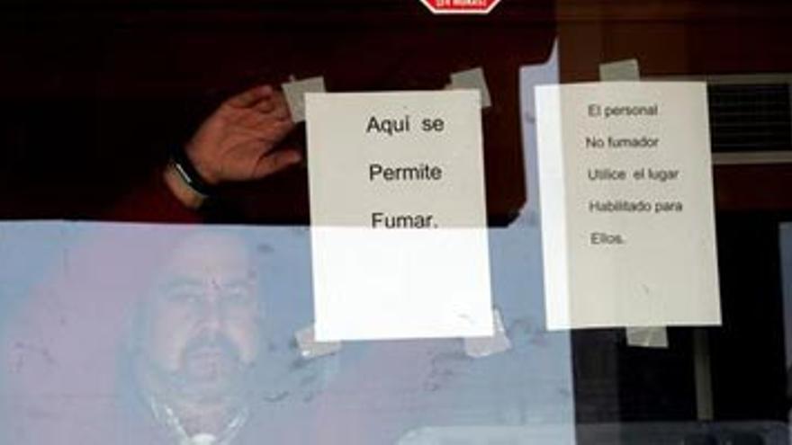 Un hostelero de Trujillanos burla la ley antitabaco y permite fumar a sus clientes