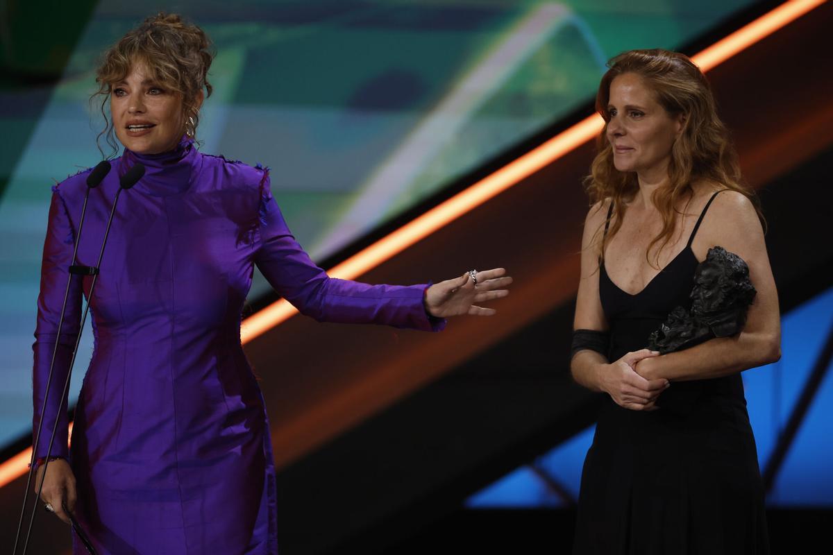La realizador argentina Dolores Fonzi (izquierda) gana el Goya a mejor película iberoamericana por ´Belén´, durante la ceremonia de entrega de los Premios Goya.