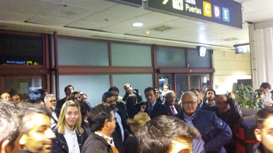 Pasajeros del vuelo de la tarde de Air Europa a Vigo, tras desembarcar de nuevo en Barajas. // P.G.