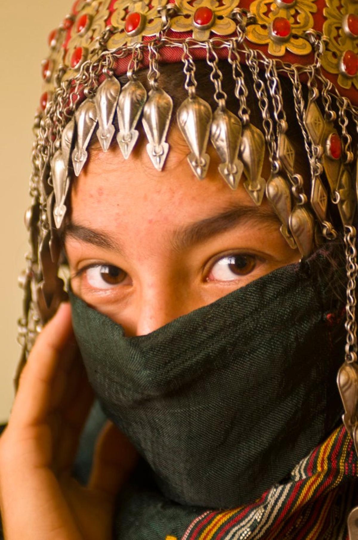 Chica vestida con ropas tradicionales en Asjabad.
