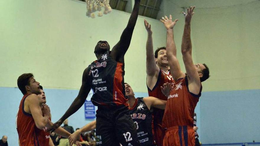 Senghor pelea por un rebote rodeado de jugadores del Grupo Covadonga.