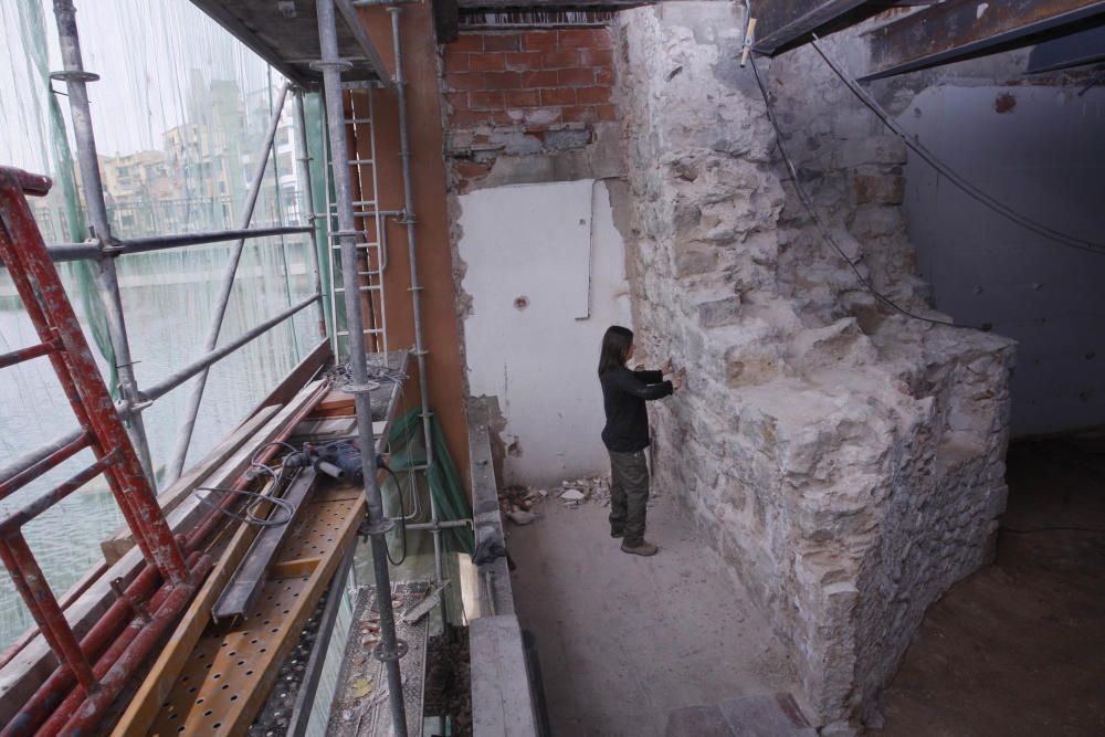 Troballa històrica del mur de l'Areny al carrer Argenteria