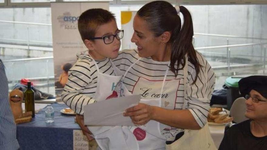 Carmen y el pequeño Hugo, ganadores del concurso gastronómico.